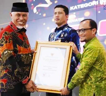 Gubernur Sumbar Mahyeldi serahkan penghargaan IGA 2023, diterima Pj Setdako Padang Panjang, Winarno, Kamis (21/12/2023) di Aula Gubernuran Padang.